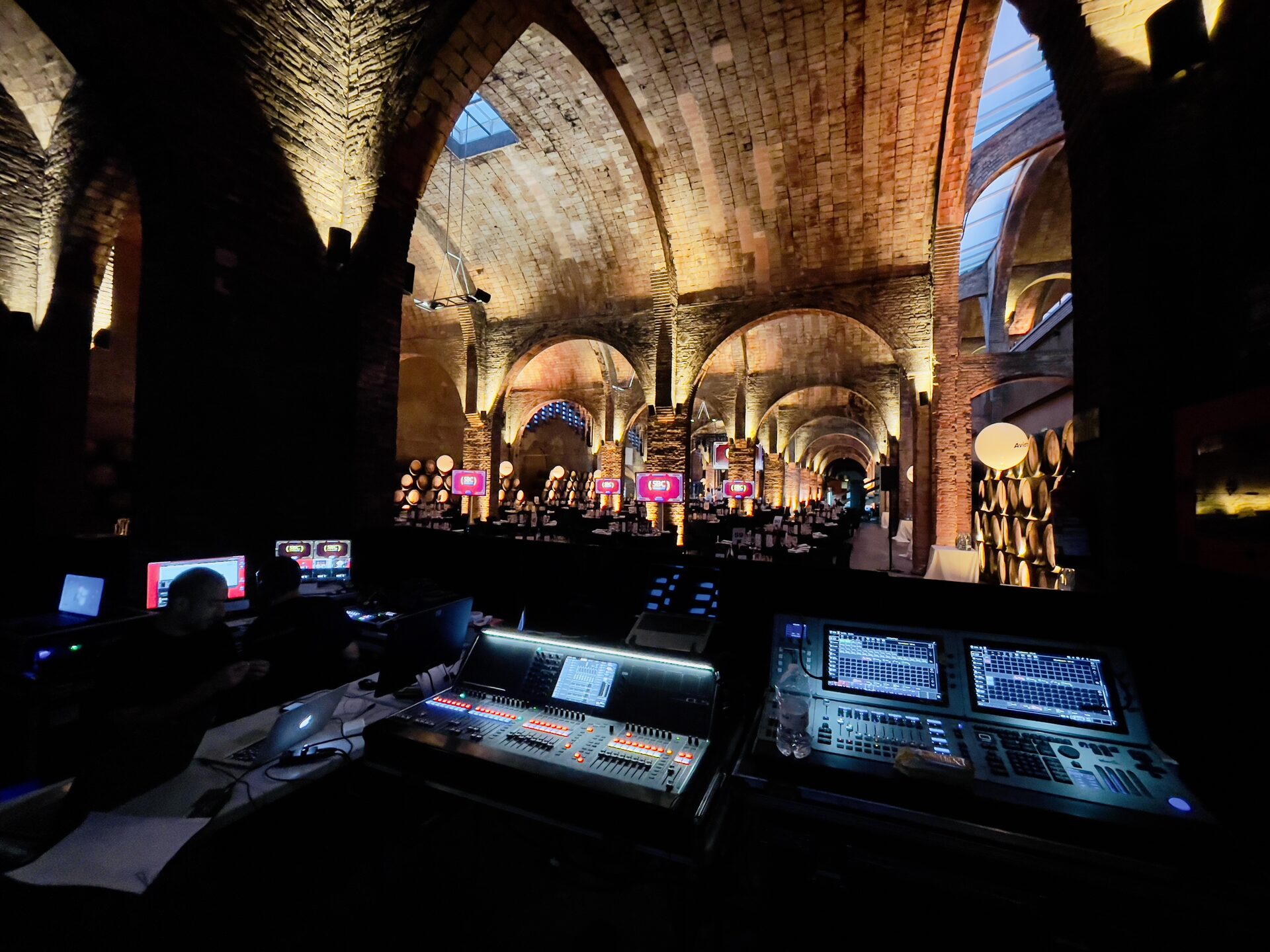 Sistema de sonido profesional en evento audiovisual