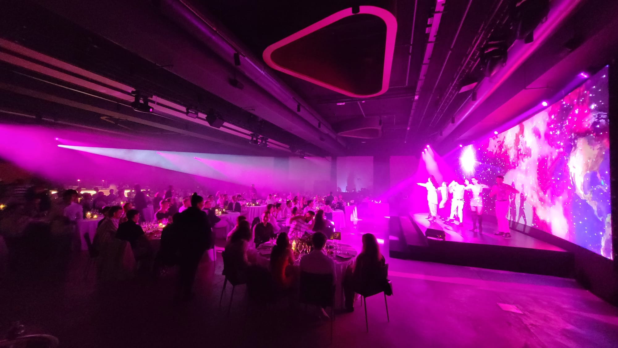 Altavoces profesionales en venue de evento