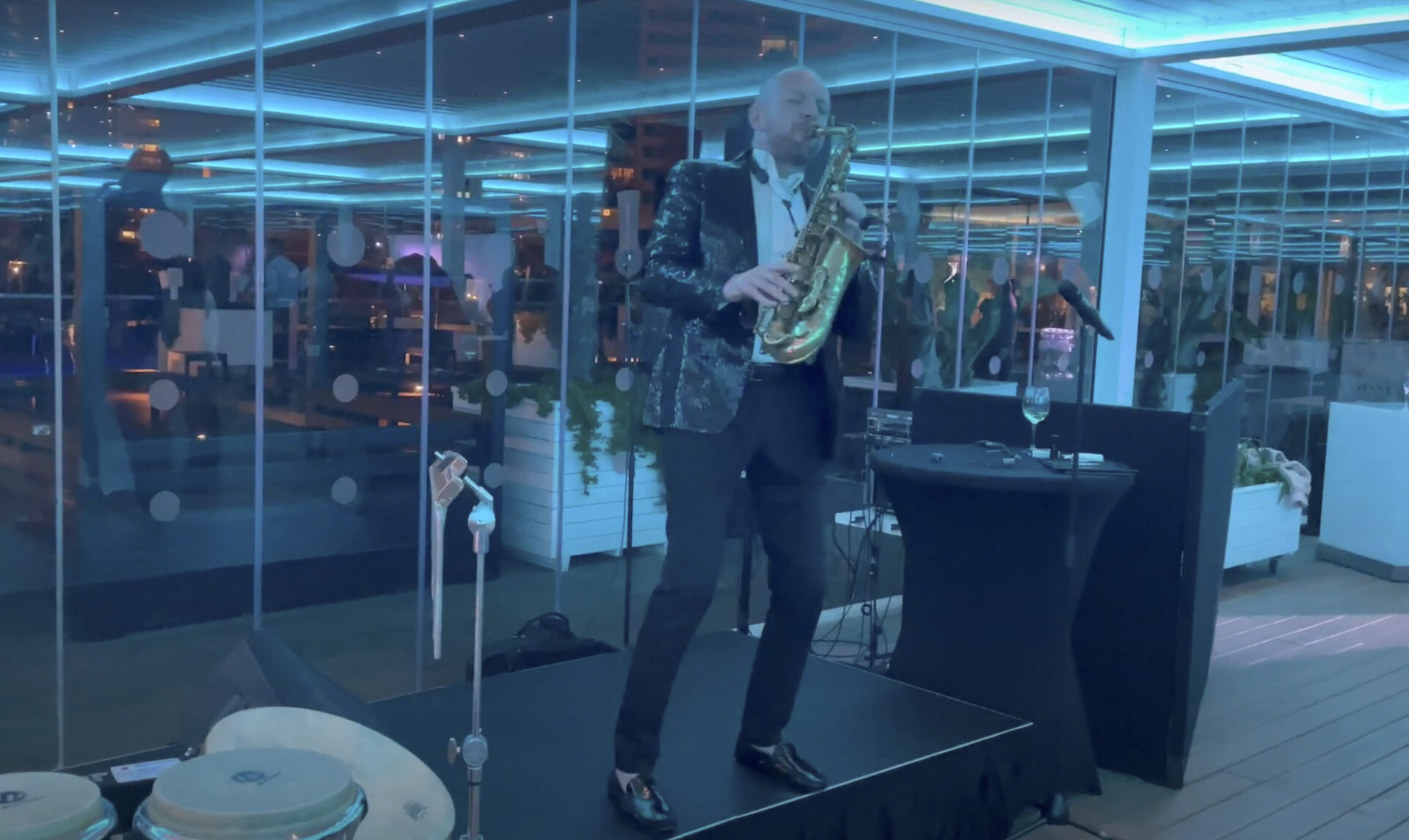 Cena corporativa con saxofón — GlassHouse Hilton Diagonal Mar